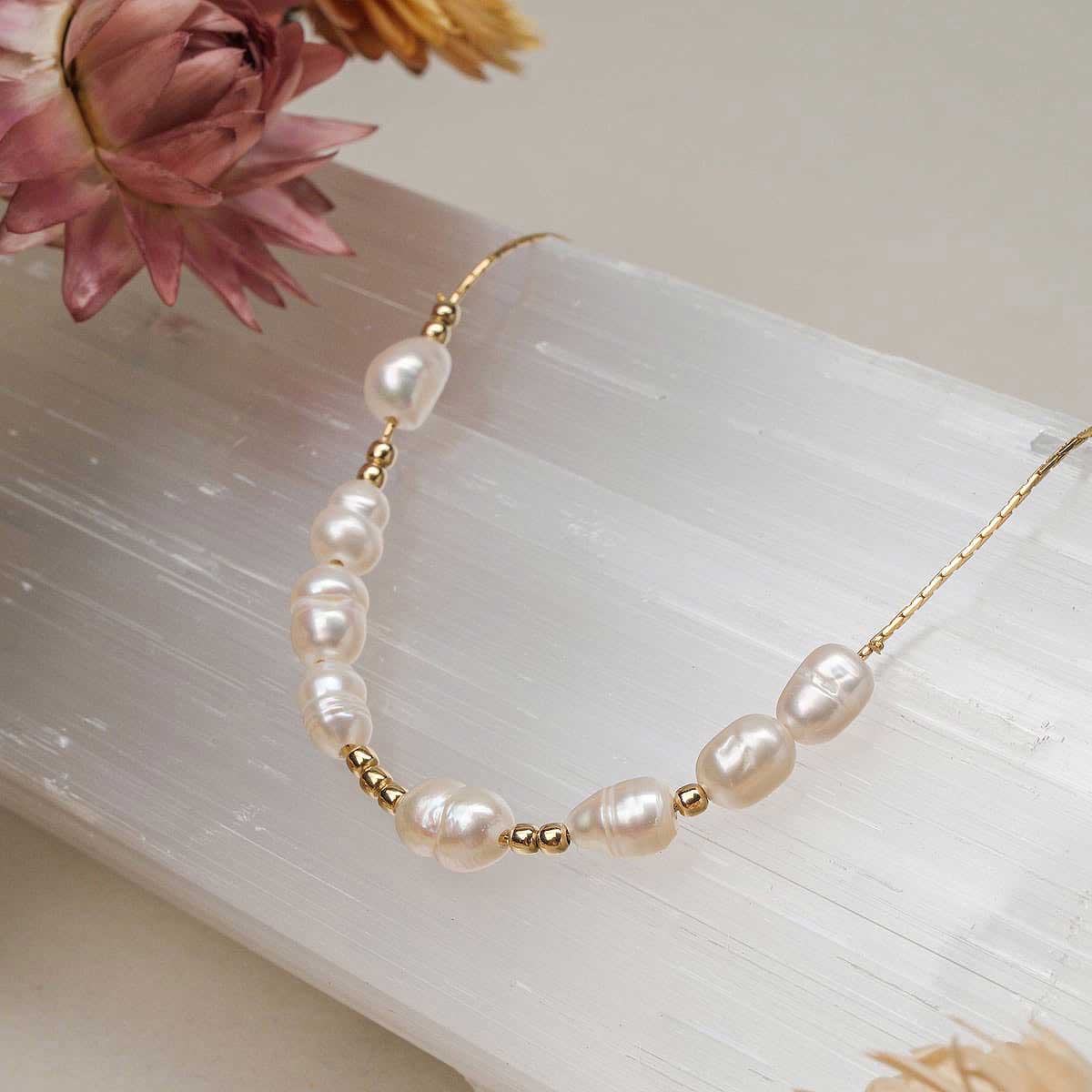 Collar de perlas doradas con perlas blancas y cadena de eslabones finos