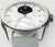 Smartwatch con esfera blanca, pantalla Temp negra y bisel plateado