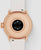 "Fondo de smartwatch para mujer: caja en oro rosa, sensor negro, correa en beige."