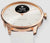 Smartwatch con bisel en oro rosa y correa en color beige, botón lateral visible, esfera blanca.