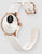 Smartwatch con bisel en oro rosa, correa beige y parte inferior de la correa visible con marcas.