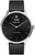 Smartwatch redonda con esfera negra, correa de silicona negra y caja plateada