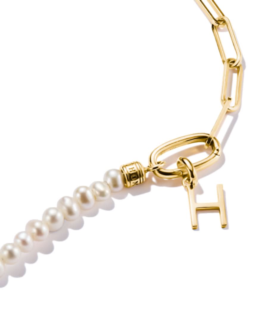 Charm con letra H dorada, perlas y eslabón de anilla