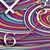 Reloj de pared rectangular con líneas de colores y manecillas blancas