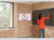 Reloj de pared en pared de ladrillo con esfera de aprendizaje de colores