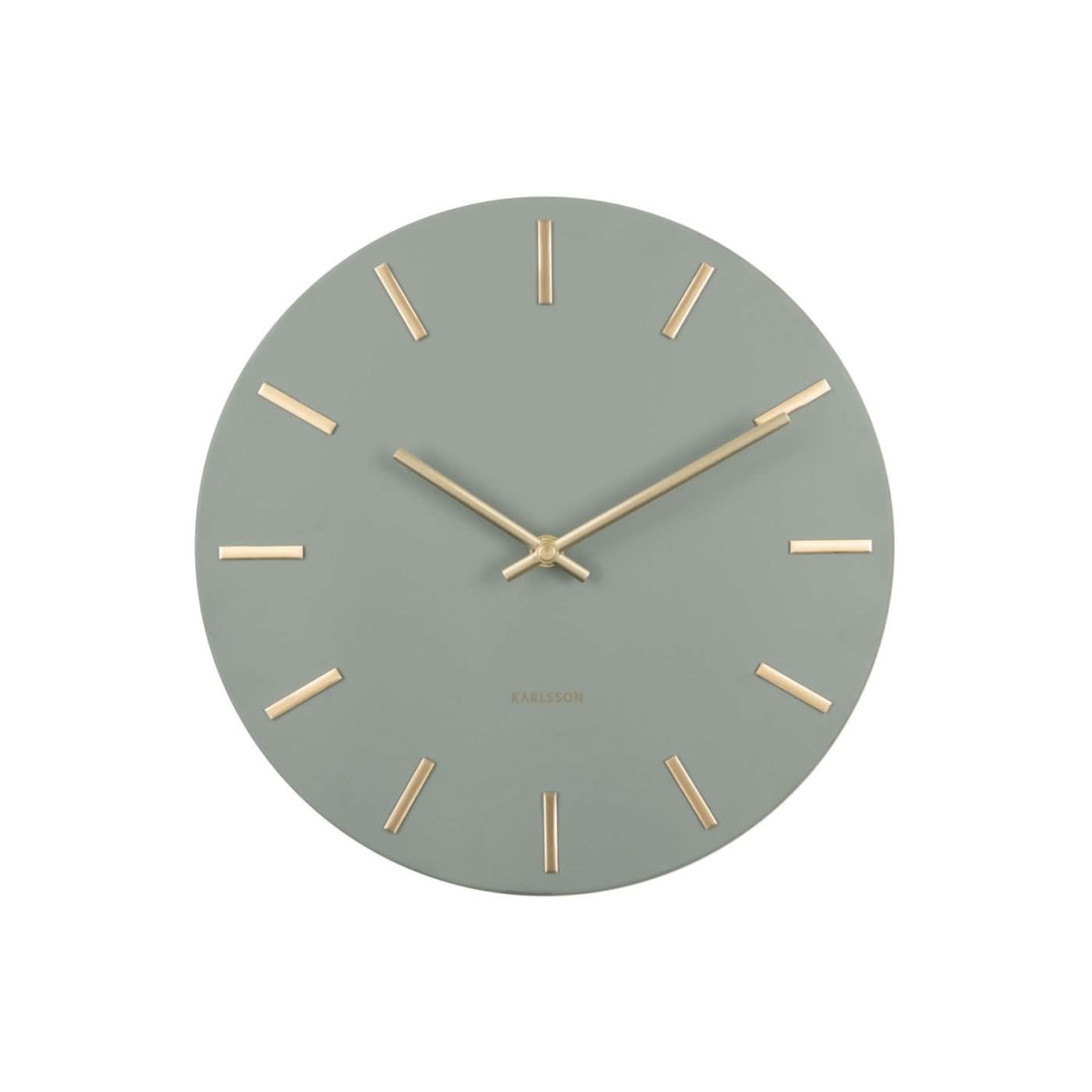 "Reloj de pared con esfera gris verdosa y manecillas de bastón doradas, borde metálico redondo"