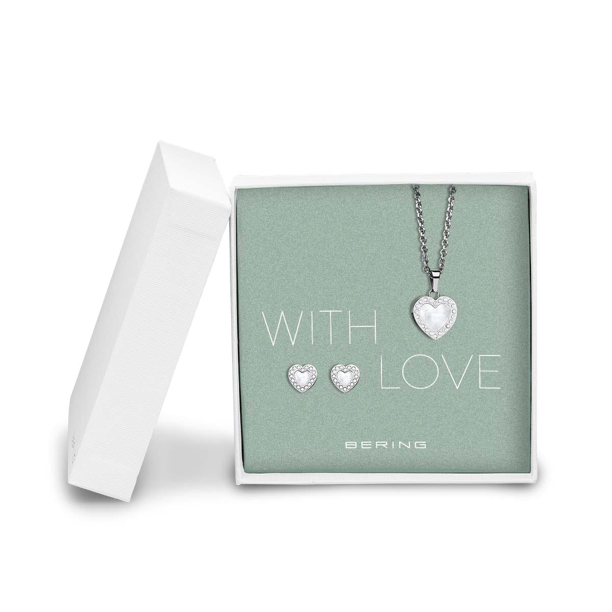 Conjunto de joyas con collar plateado, colgante de corazón y pendientes de corazón