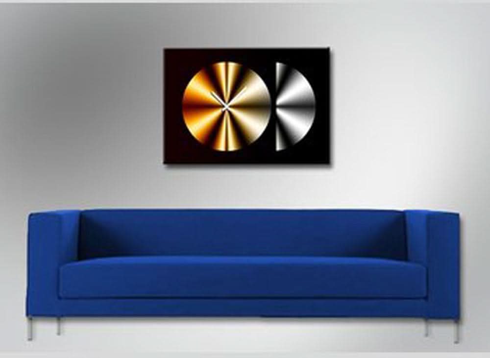 Reloj de pared con esfera cuadrada, segmentos dorados y plateados