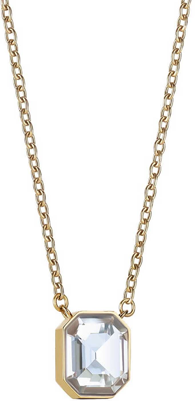 "Collar de acero inoxidable con colgante rectangular y piedra de brillo transparente."