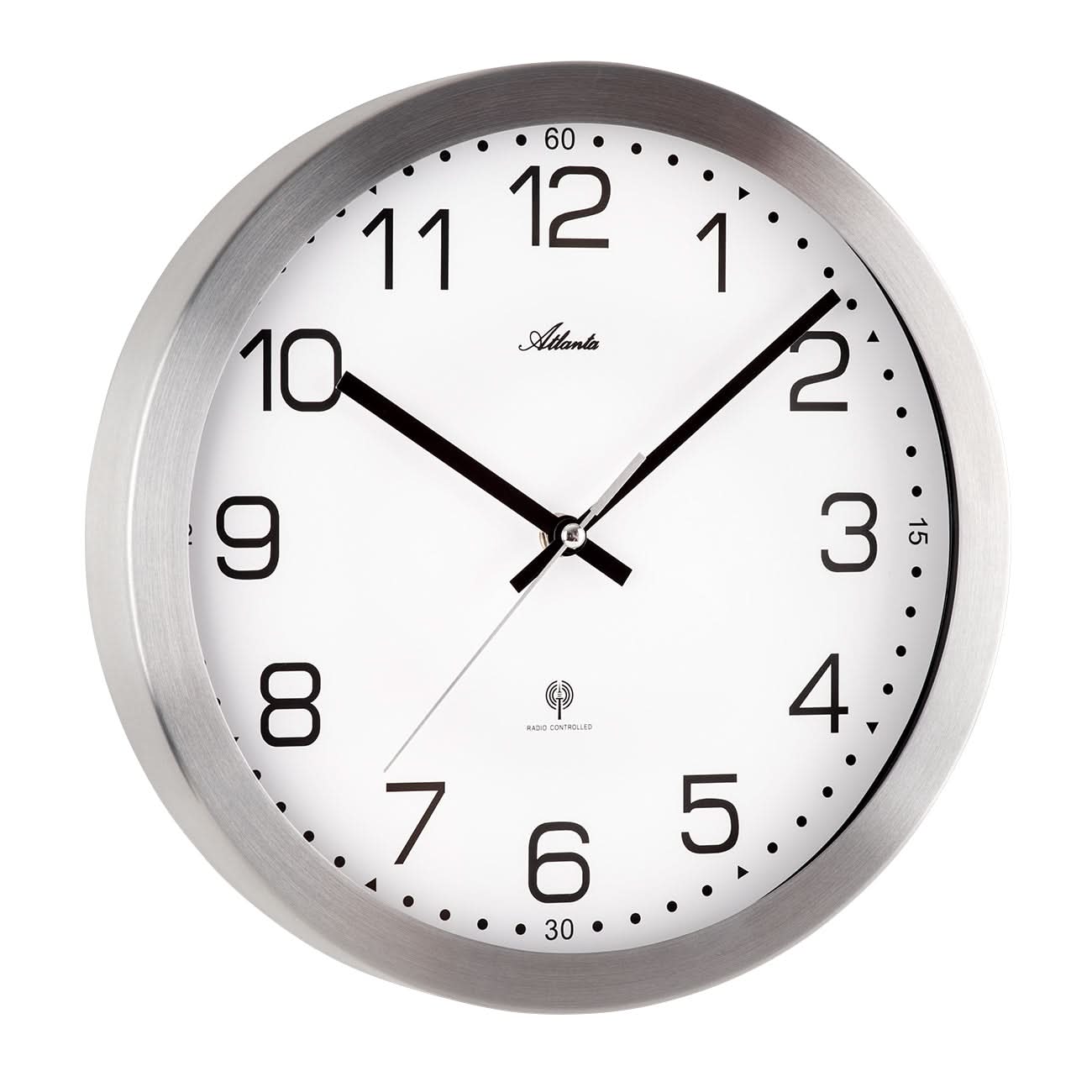 Reloj de pared redondo con marco de acero inoxidable gris, esfera blanca y manecillas negras.