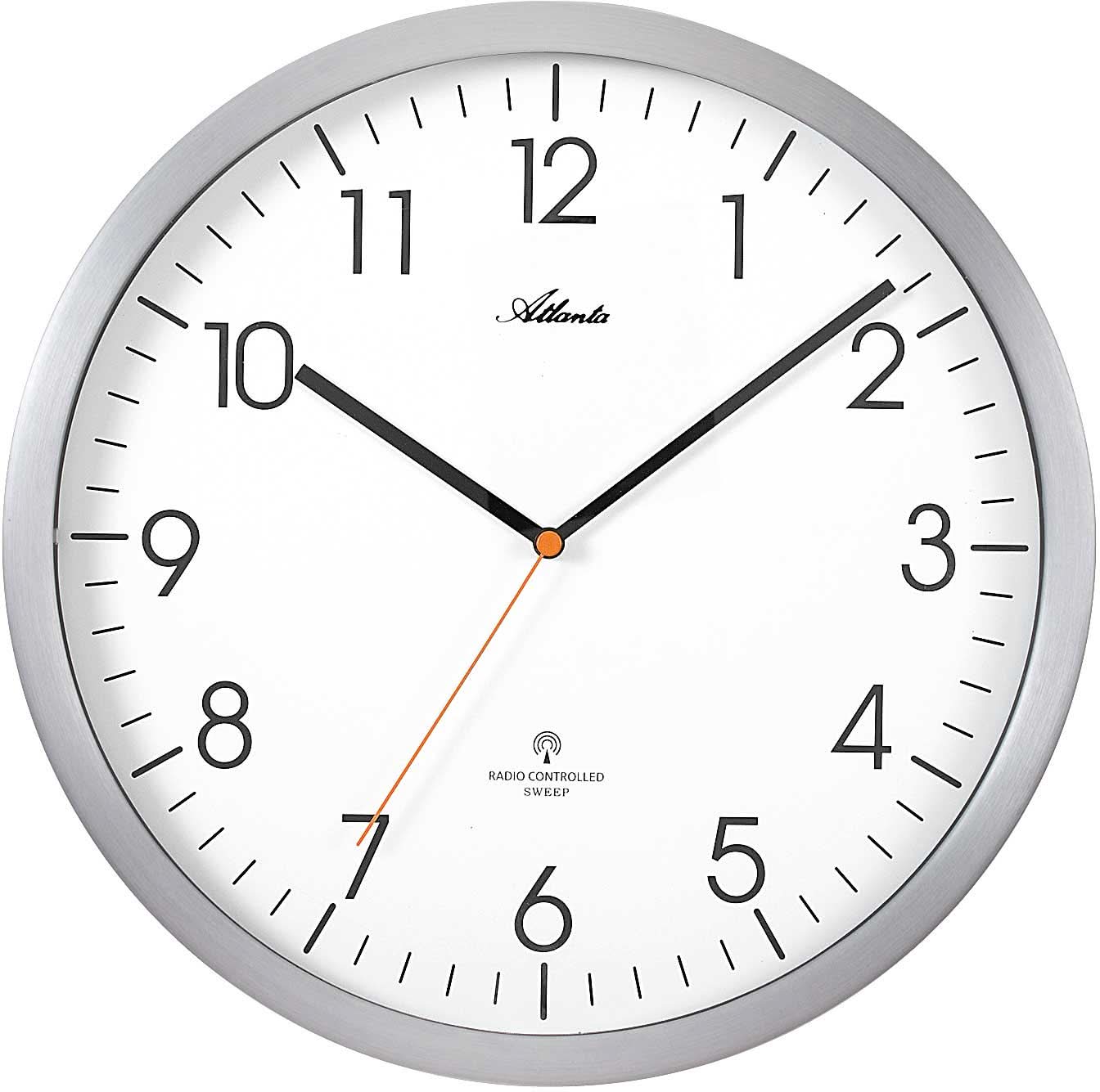 Reloj de pared de metal con marco plateado, esfera blanca, manecillas negras y segundero naranja