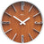 Reloj de pared redondo con esfera de aspecto de madera, marco plateado, índices de bastón y cristal