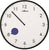 "Reloj de pared con marco negro, esfera blanca, manecillas grandes y punto horario azul"