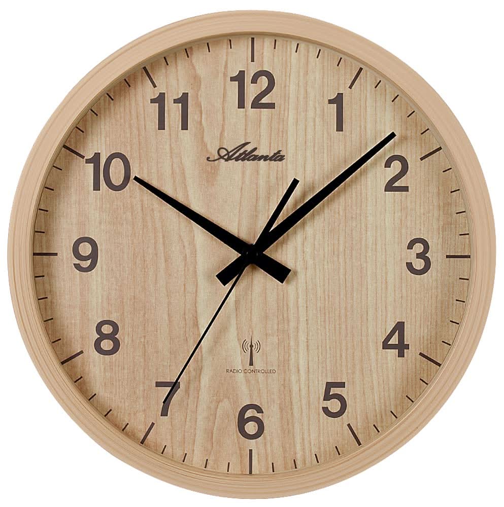 Reloj de pared redondo con aspecto de madera, números beige, manecillas negras y marcadores de minutos