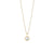 Collar dorado con cadena fina y pequeño colgante redondo de nácar con pedrería