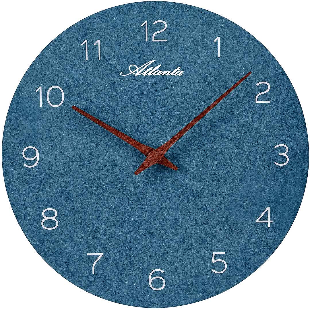 Reloj de pared azul con números arábigos, manecillas rojas y el texto Atlanta