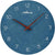 Reloj de pared azul con números arábigos, manecillas rojas y el texto Atlanta
