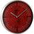 Reloj de pared redondo con marco de metal gris, esfera roja con índices de bastón y manecillas.