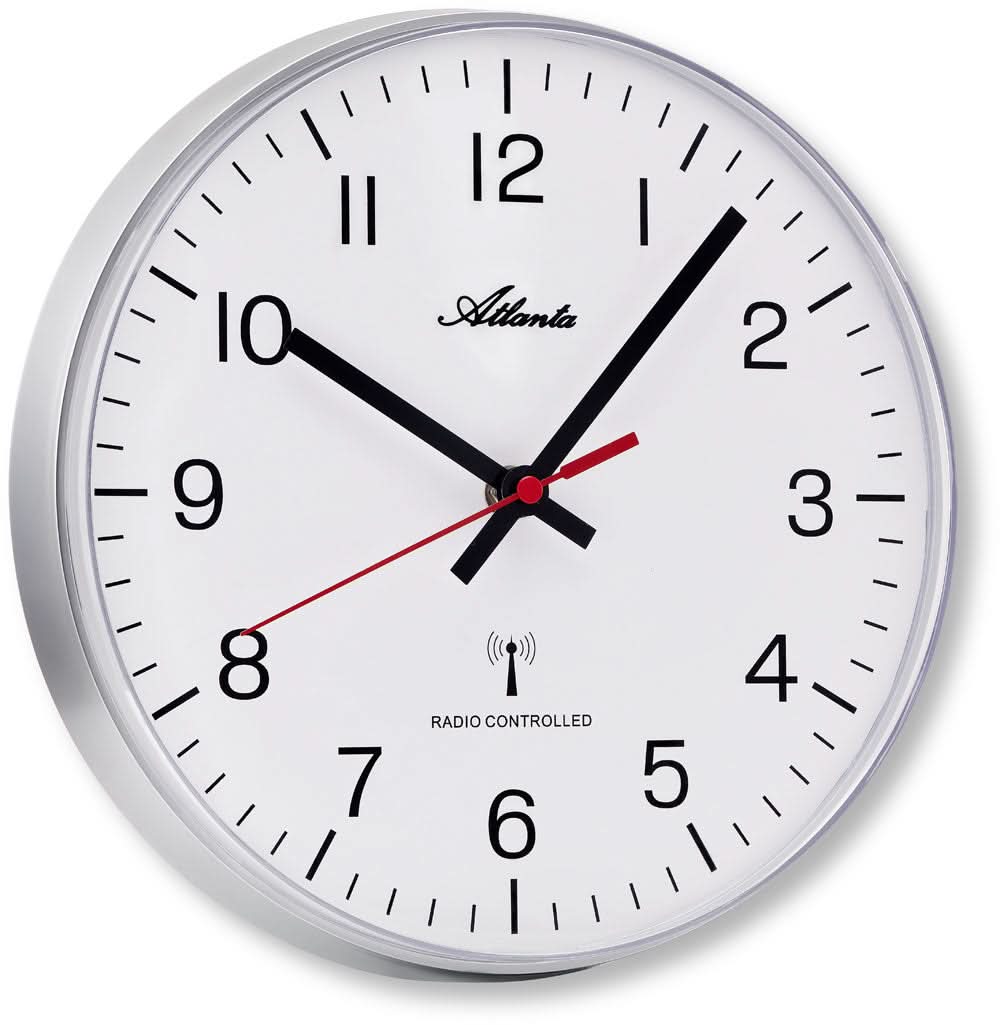 Reloj de pared radiocontrolado con esfera blanca, manecillas negras y segundero rojo.