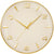 Reloj de pared dorado con esfera beige, números y manecillas dorados.