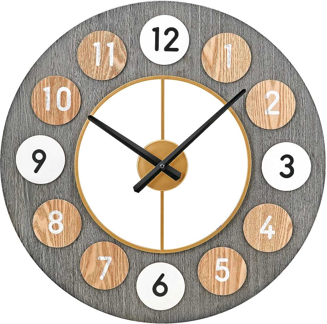 Reloj de pared redondo, aspecto de madera gris, números de madera, manecillas negras y centro dorado