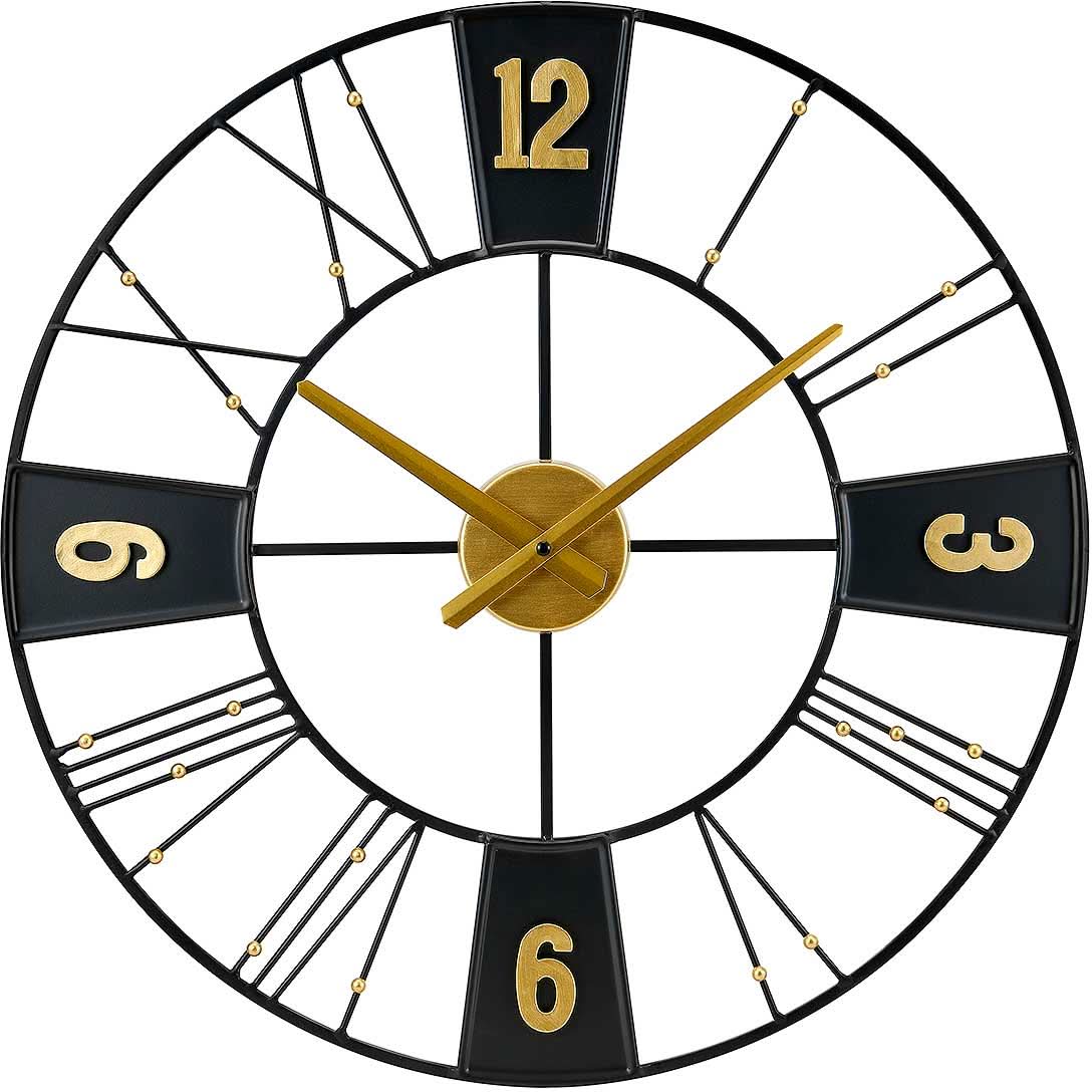 "Reloj de pared redondo con esfera negra, números y manecillas doradas"