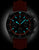 Reloj de hombre con esfera negra, índices luminiscentes en azul y correa de cuero