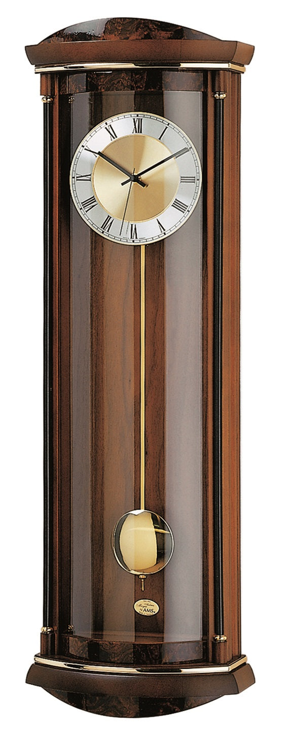 Wanduhr mit Holzgehäuse in Nussbaumoptik, rundem Zifferblatt und Pendel
