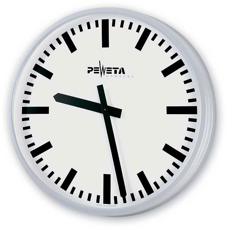 Reloj de pared analógico redondo con esfera clara, manecillas negras y carcasa de metal