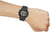 Reloj digital para hombre en la muñeca con correa negra y pantalla digital