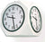Reloj de pared con esfera blanca, juego de manecillas negras y borde verde en caja metálica