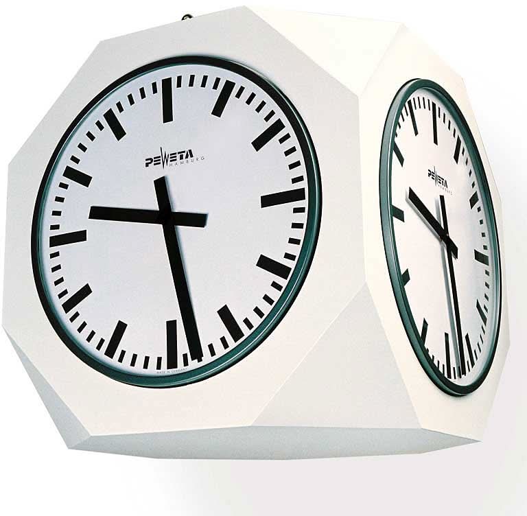 Reloj de pared con caja metálica clara y angular; esfera redonda con manecillas y marcadores negros