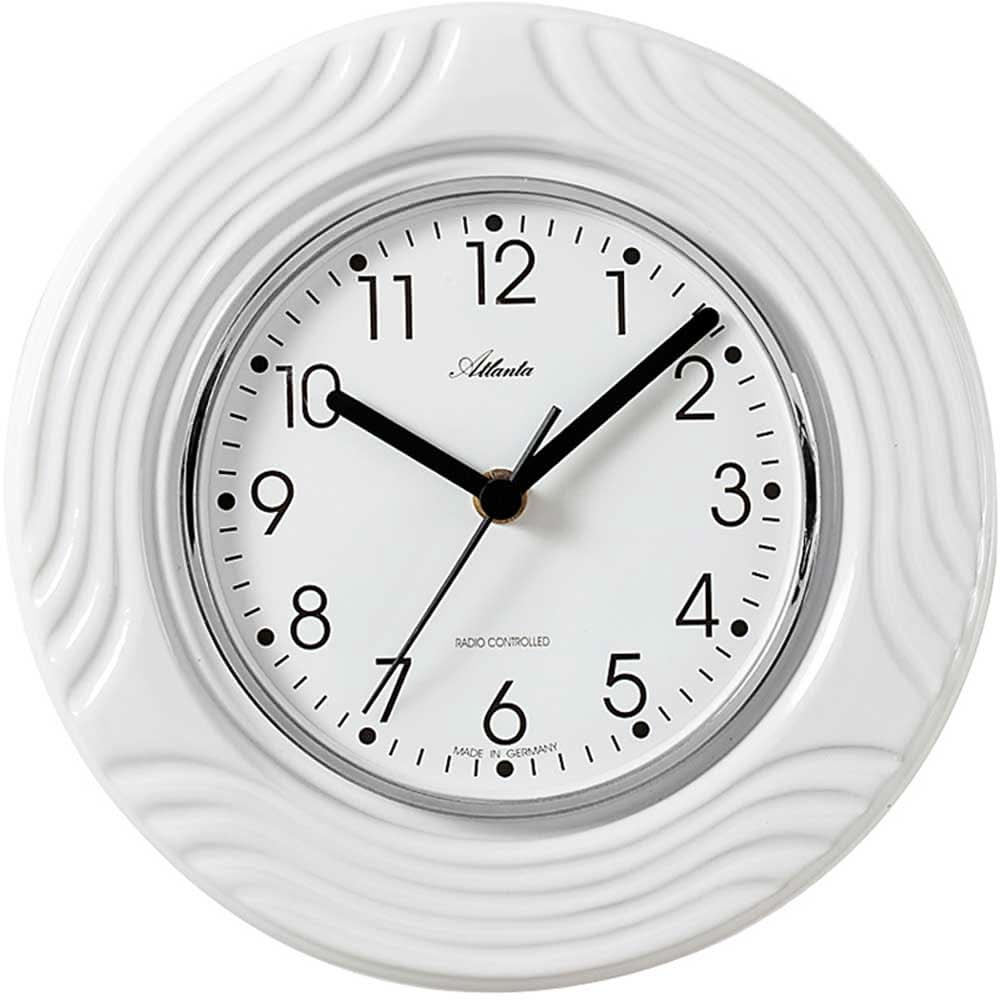Reloj de pared de cerámica blanca con números arábigos y juego de manecillas negras