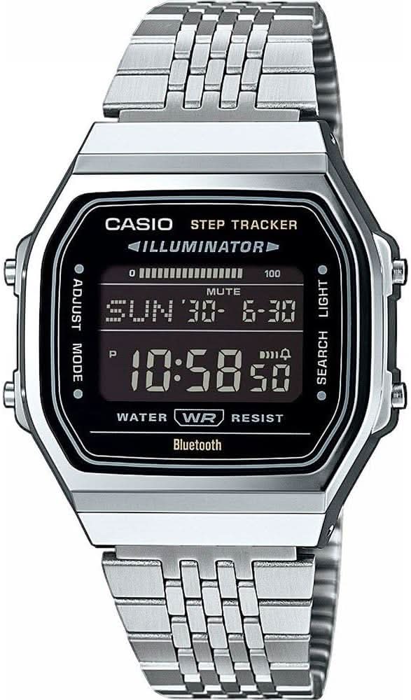 Reloj Casio con podómetro, correa de metal, pantalla negra y bordes plateados en la caja