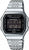 Reloj Casio con podómetro, correa de metal, pantalla negra y bordes plateados en la caja