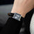 Reloj Casio para mujer en la muñeca con correa de cuero azul oscuro y esfera analógica.