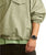 Reloj G-Shock para hombre en la muñeca con correa beige y esfera gris oscuro