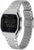 Reloj Casio con podómetro en la muñeca, correa de metal, vista lateral derecha con botones