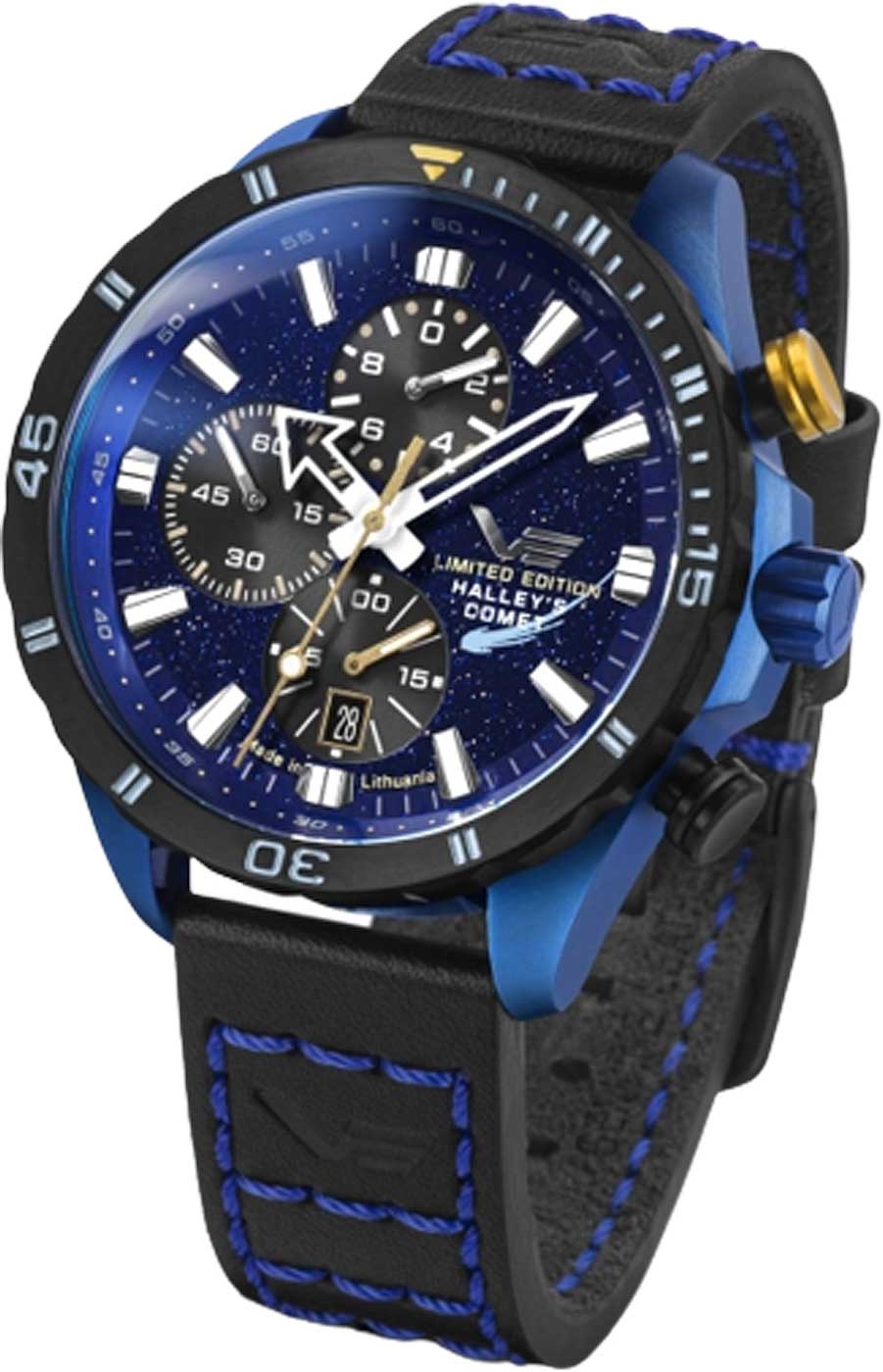 Reloj de hombre con esfera azul, caja negra y correa de cuero azul con costuras