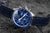 Reloj para hombre con correa de cuero azul y esfera azul, bisel plateado de acero inoxidable