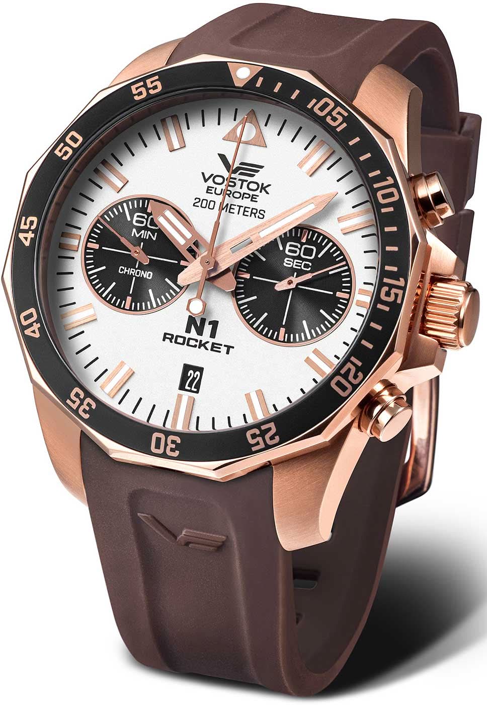 Reloj de hombre con correa de caucho marrón, bisel negro y esfera de cronógrafo