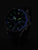 Reloj de hombre con esfera oscura e índices luminosos en correa de cuero negra
