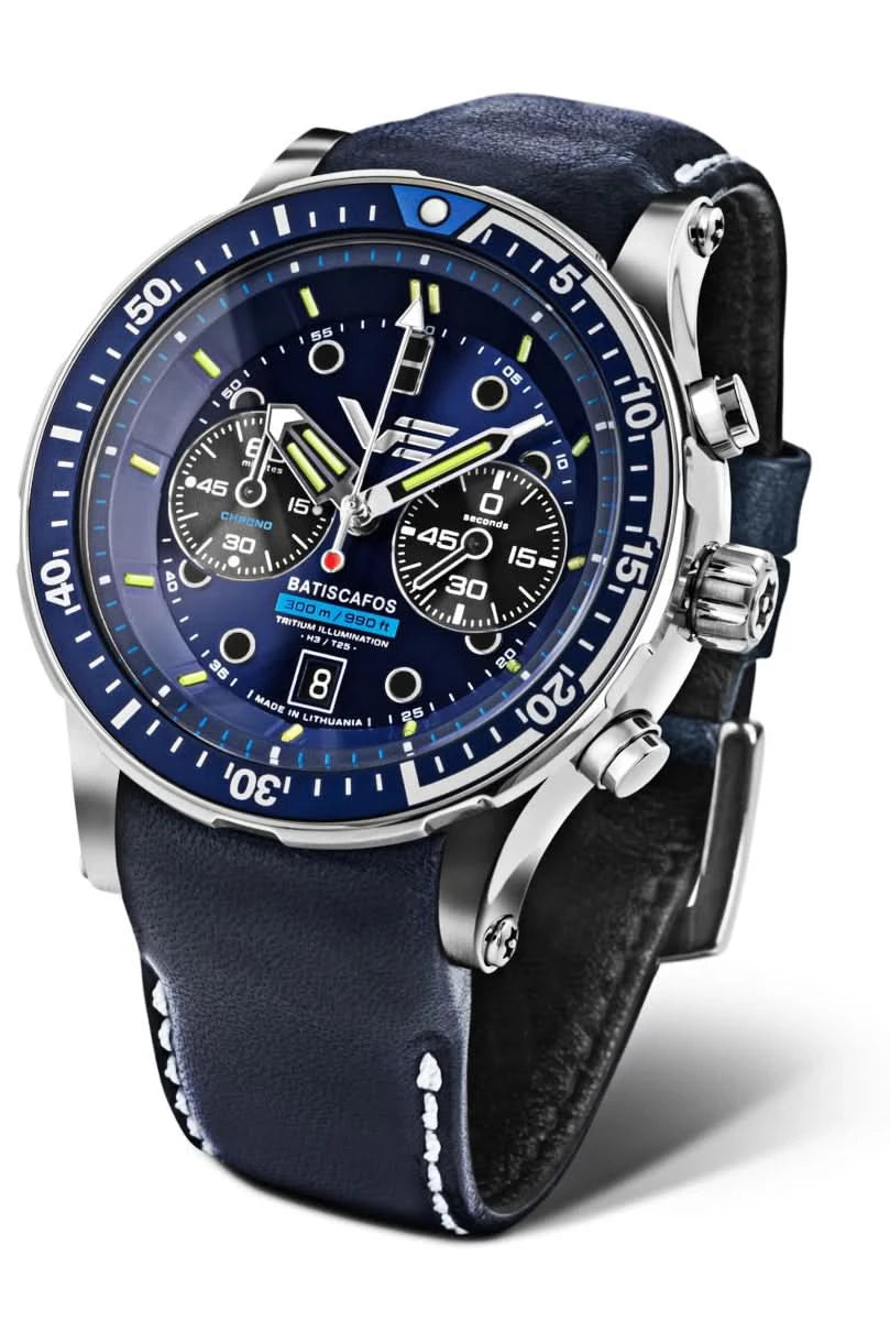 Reloj de hombre con esfera azul, correa de cuero negra e índices luminosos