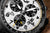 Primer plano de reloj cronógrafo para hombre: esfera en blanco y negro con subesferas de cronógrafo