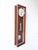 Reloj de pared delgado con caja de madera, esfera redonda, péndulo de metal y disco blanco.