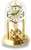 Reloj de mesa color latón con campana de cristal, números romanos y mecanismo visible