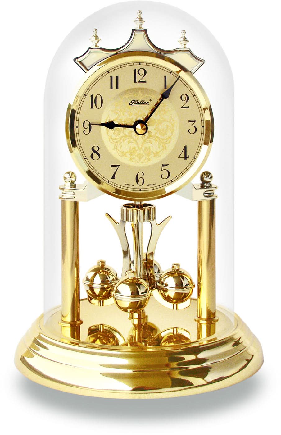 Reloj de mesa con esfera redonda y acabado metálico dorado bajo campana de cristal