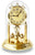 Reloj de mesa con esfera redonda y acabado metálico dorado bajo campana de cristal