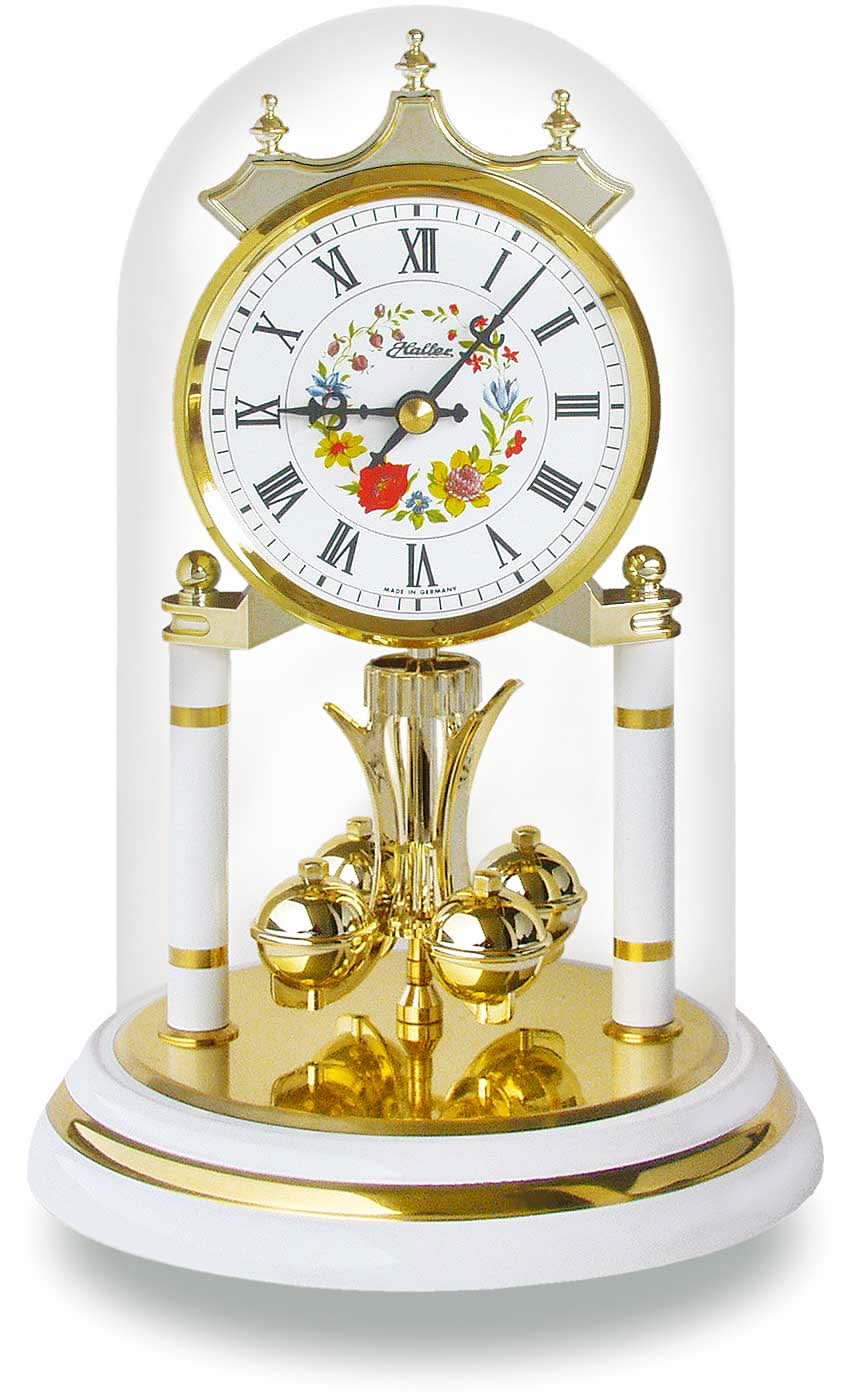 Mesa de salón con reloj de sobremesa, carcasa blanca, esfera redonda con números romanos y flores