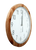 Reloj de pared radiocontrolado, vista lateral: marco de madera, esfera blanca con manecillas